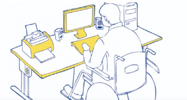Gravura de uma pessoa em cadeira de rodas, em frente a uma mesa de estudo ou trabalho, com computador e impressora.