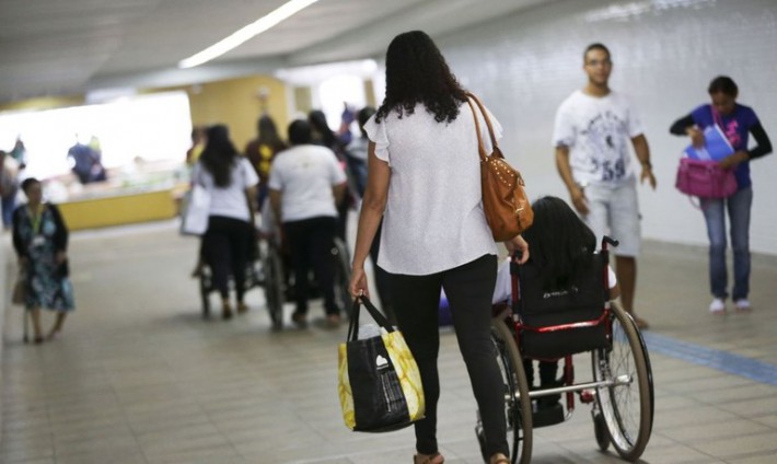 Foto de um grupo de pessoas com deficiência num corredor do Congresso Nacional.