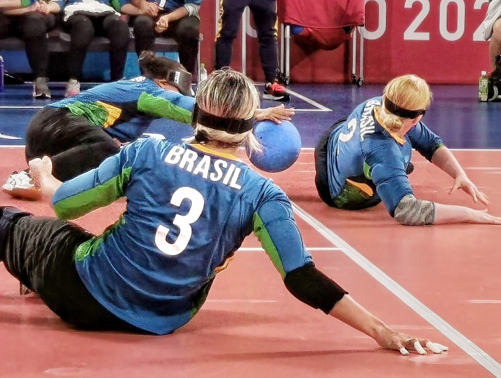 Foto de atletas da seleção feminina brasileira de vôlei sentado. Imagem mostra as jogados em movimento na quadra. Crédito: João Maia.