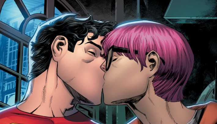 Close do desenho que mostra o personagem de quadrinhos Jon Kent, filho do Superman, beijando outro rapaz.