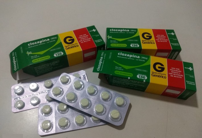 Foto de três caixas do remédio clozapina.