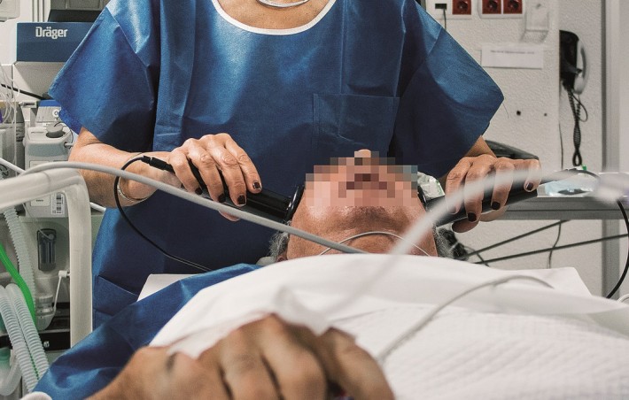 Paciente em leito hospitalar recebe choque elétrico na cabeça.