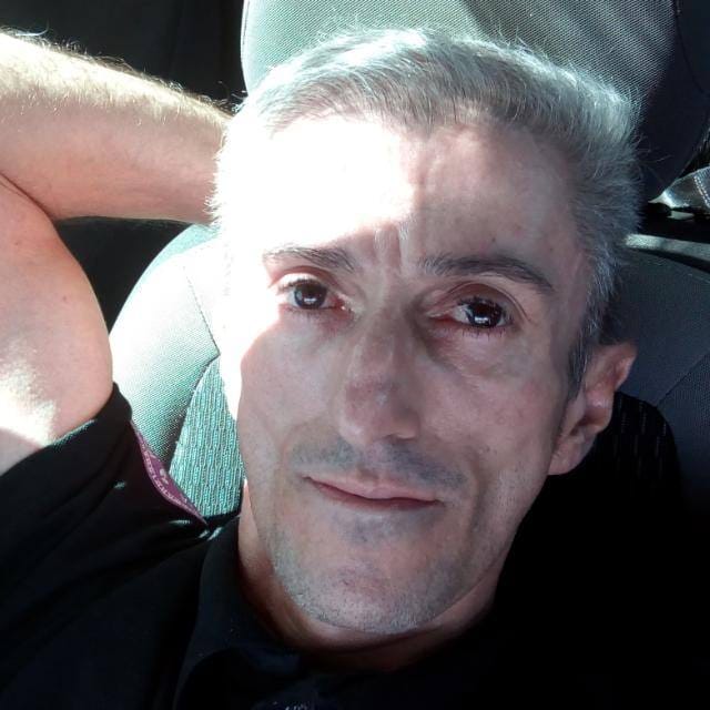 Foto de André Borges das Neves com 37 anos. Imagem mostra sequelas do envelhecimento precoce. Ele tem a pela bastante enrrugada e os cabelos totalmente brancos.