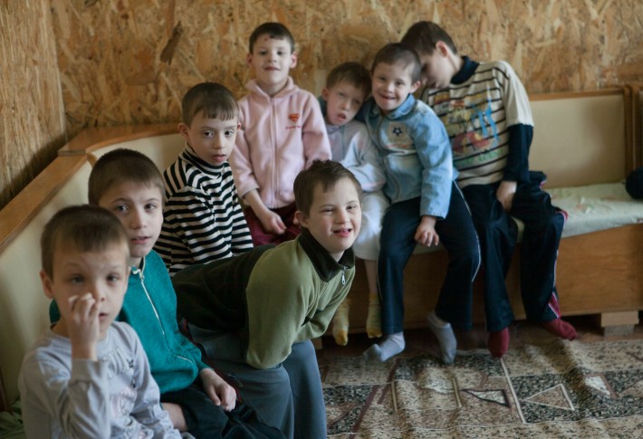Foto de oito meninos ucranianos com deficiência intelectual.