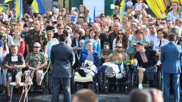 Foto de uma grande manifestação de pessoas com deficiência na Ucrânia.