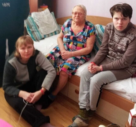 Foto de Yulia Klepets com sua mãe e a filha Aryna no apartamento da família em Kiev.