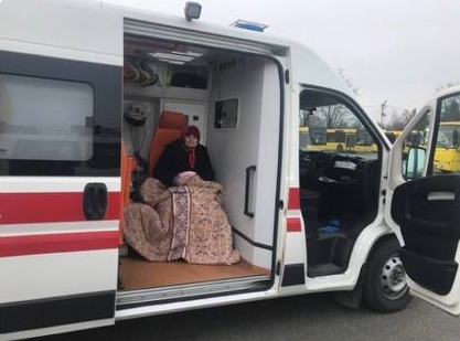Foto de mulher idosa dentro de uma ambulância.