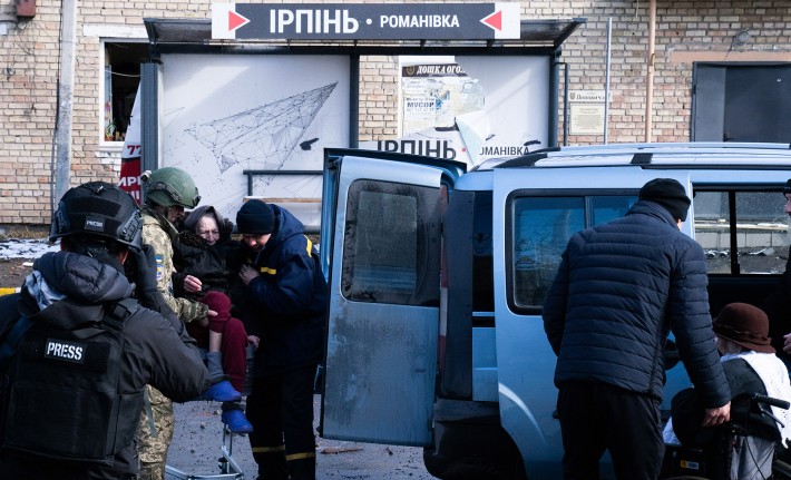 Idosos com deficiência são colocados em ambulância na Ucrânia.