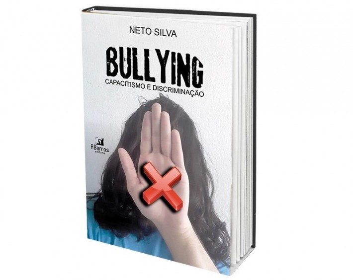 Foto do livro 'Bullying, Capacisitimo e Discriminação', que tem capa branca com a foto de um jovem de cabelos compridos e a mão à frente do rosto. Na palma da mão há um sinal cruzado vermelho.