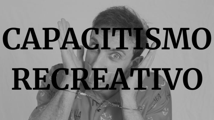 Foto preta e brfanca do humorista Leo Lins com uma fita na boca e algemas nos pulsos. À frente da imagem, a frase 'capacitismo recreativo'.
